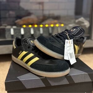 Adidas Men's Black and Yellow Sneakers
